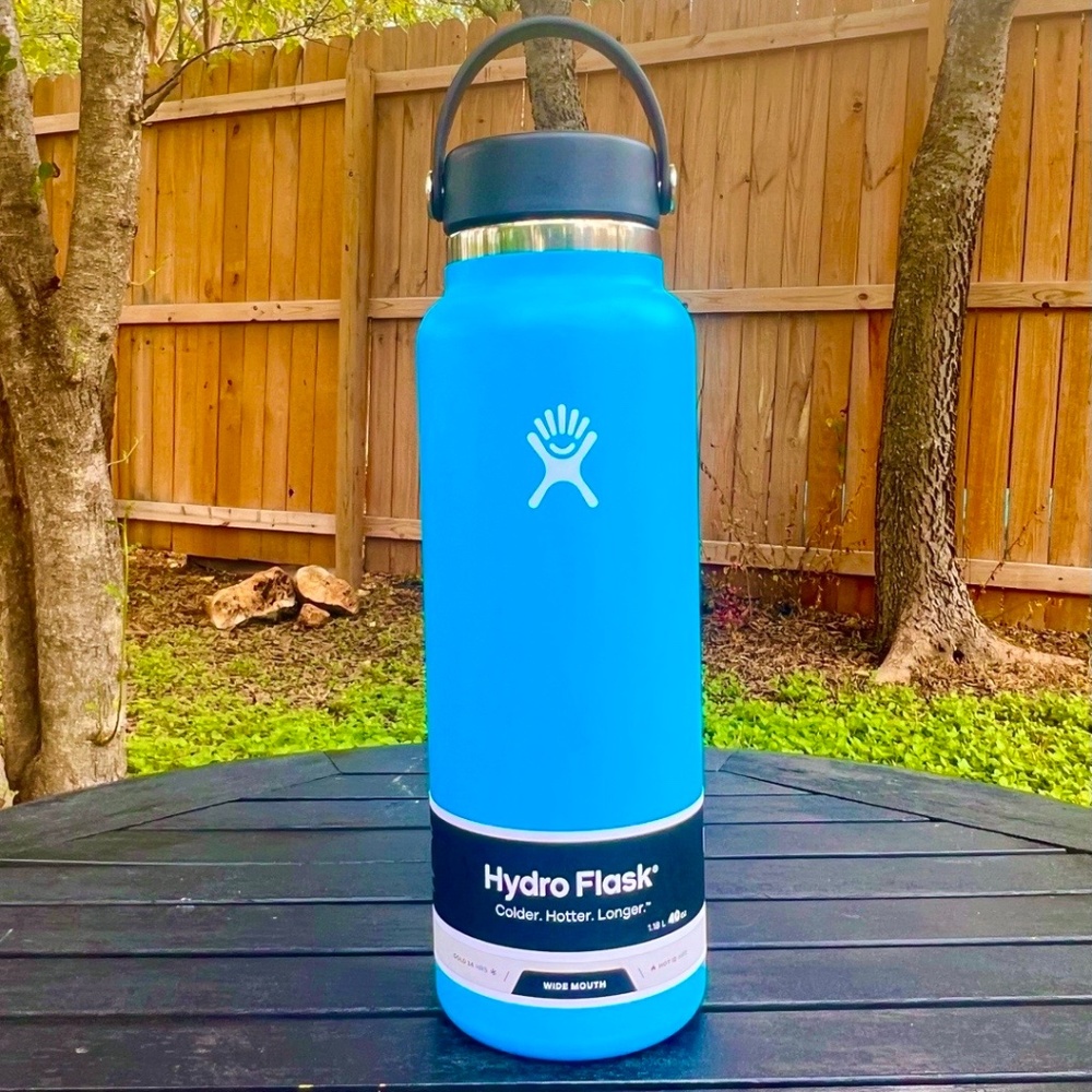 NWT 40oz Hydro Flask Wide Mouth Bottle in “Pacific”